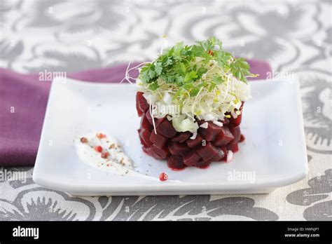 Tartare De Betterave Aux Oignons Nouveau Et Cerfeuil Stock Photo Alamy