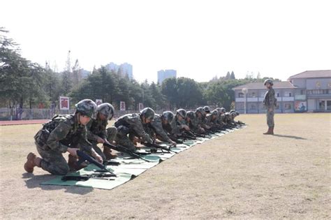 女新兵首次实弹射击，镜头来了！ 中国军网