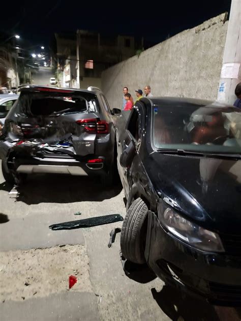 Motorista De Caminh O Perde Controle Da Dire O Desce Ladeira E Atinge