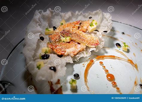 Plato De Pescados Fritos Mullets Rojos Imagen De Archivo Imagen De