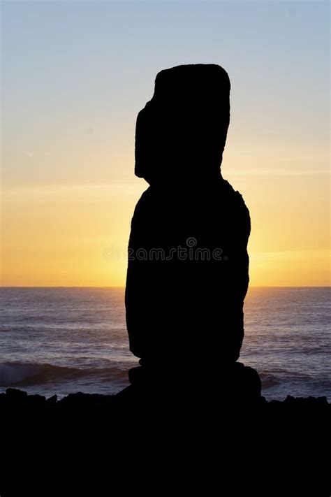 Moai Silhouette Al Tramonto Ad Ahu Tahai Sull Isola Di Pasqua Rapa Nui