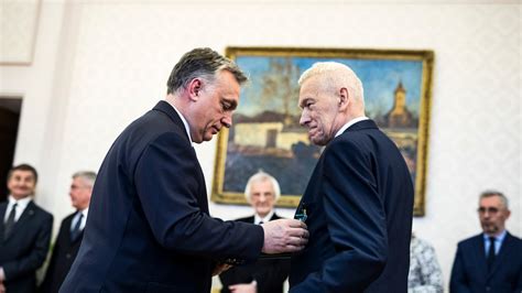 Orbán Viktor Aki falakat akar bontani annak előbb el kell menni a