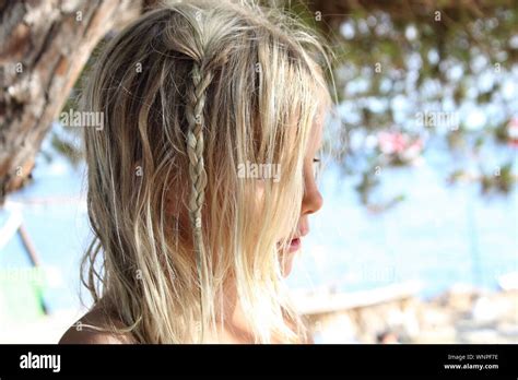 Blonde girl Fotos und Bildmaterial in hoher Auflösung Alamy