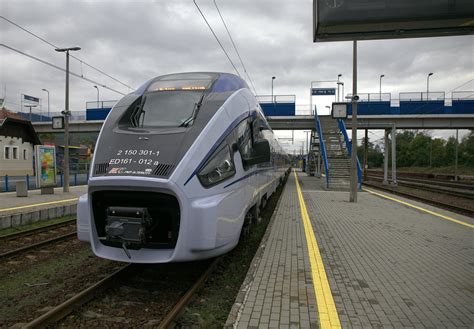 Ed Pkp Intercity Pesa Dart Steht Auf Dem Frei Und