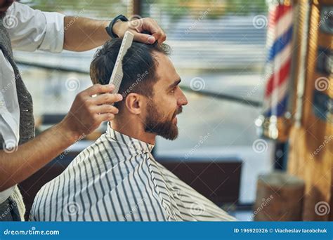 Brunette Junger Mann Der Einen Neuen Haarschnitt Wird Stockfoto Bild