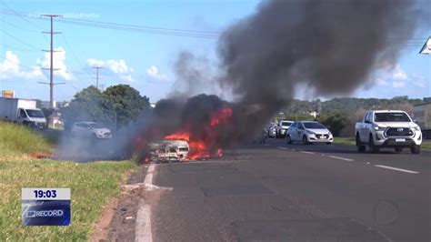 Carro Pega Fogo Na Rodovia Washington Lu S Em Rio Preto Youtube