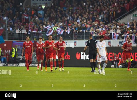 Match de football les joueurs de 1 FC Heidenheim visiblement soulagé