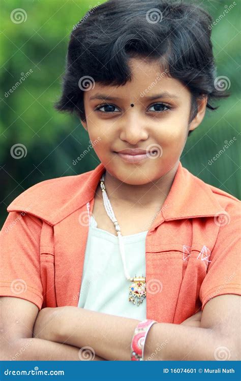 Belle Fille De L Adolescence Indienne Image Stock Image Du Femelle Regarder 16074601