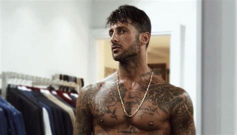 Fabrizio Corona tutto quello che c è da sapere sull ex re dei paparazzi