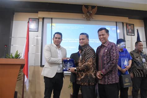 Prof Edi Raih Anugerah Academic Leader Tahun Sumsel Independen