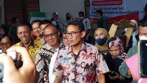 Sandiaga Uno Luncurkan Santri Digitalpreneur Di Tasikmalaya Santri Itu