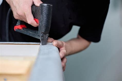 Trabajador Fija La Tela Con Una Grapadora Neum Tica En El Taller De La