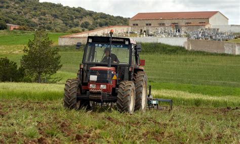 Fallece Un Hombre De A Os Al Volcar El Tractor Que Conduc A En