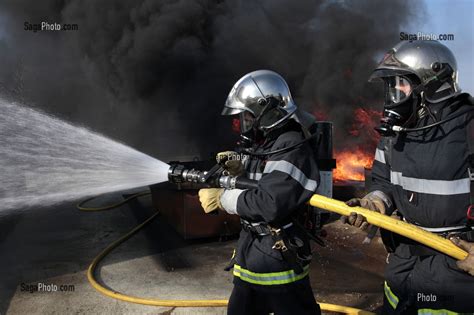 Photo De INTERVENTION DE SAPEURS POMPIERS SUR UN FEU D HYDROCARBURE