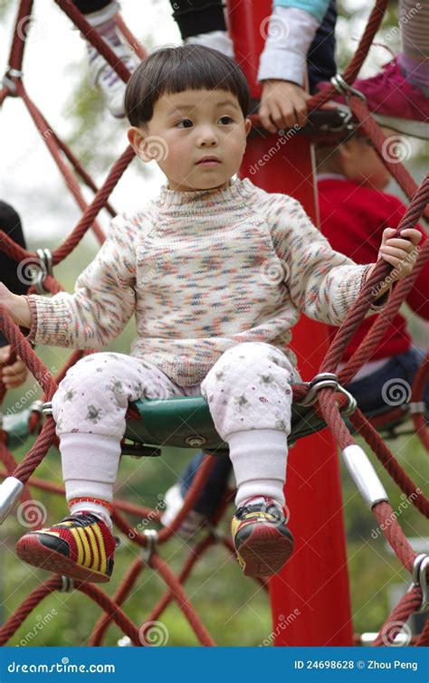 La Fille S asseyent Sur L échelle De Câble Photo stock Image du