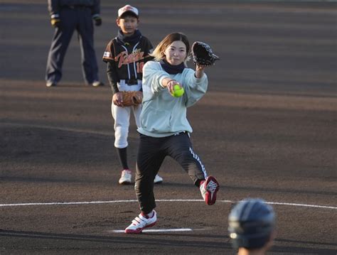 画像詳細 2022年 渋野日向子杯岡山県小学生ソフトボール大会 渋野日向子 始球式で五輪金メダリスト打ち取り 渋野日向子が地元でソフトボール