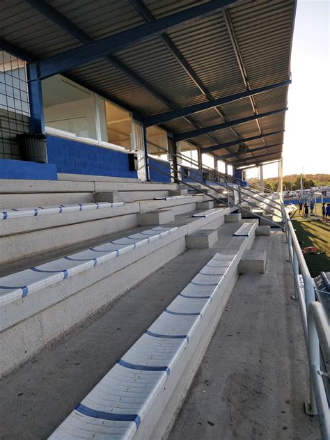 Gradas campo de fútbol 11 de césped artificial Campo de fútbol