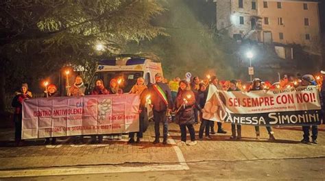 Gallicano Ricorda Vanessa Simonini In Tanti Alla Fiaccolata Contro La