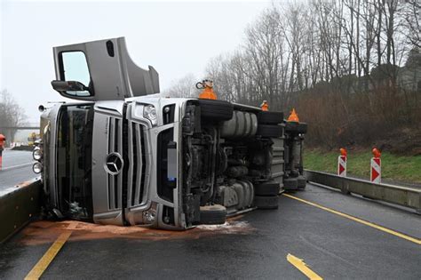 Lkw Unfall Verkehrschaos Auf Der A Bei L Denscheid