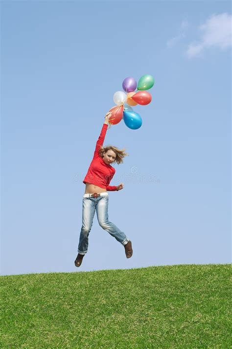 Jeune Femme Avec Des Ballons Fonctionnant Sur La Plage Image Stock