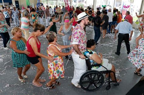 EDIÇÃO DE CARNAVAL ANIMA FOLIÕES NO BAILE DA TERCEIRA IDADE Age