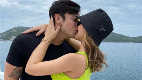 Ex Bbb Rafa Kalimann Beija Namorado Daniel Caon Em Foto Juntos