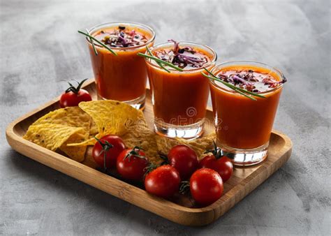 Gazpacho Da Sopa Do Tomate Nos Vidros Os Brotos Brotados