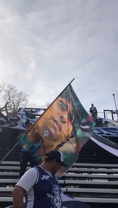 La previa de los hinchas y las banderas para Diego - Olé