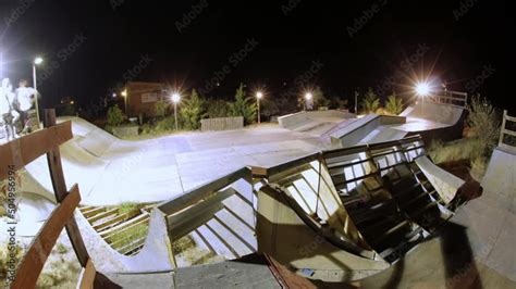 Stockvideon Static Timelapse Of A Wooden Skatepark During The Night