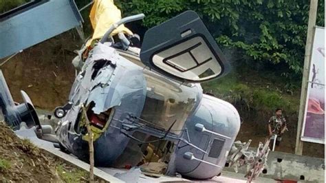 Helikopter Jatuh Pilot Dan Penumpang Luka Seorang Warga Tewas