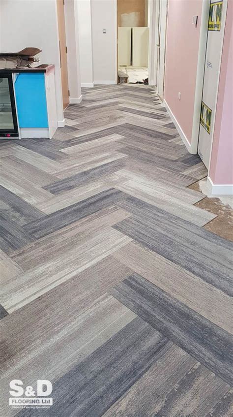 Continuous Chevron Design with Color Carpet Planks for Home Flooring