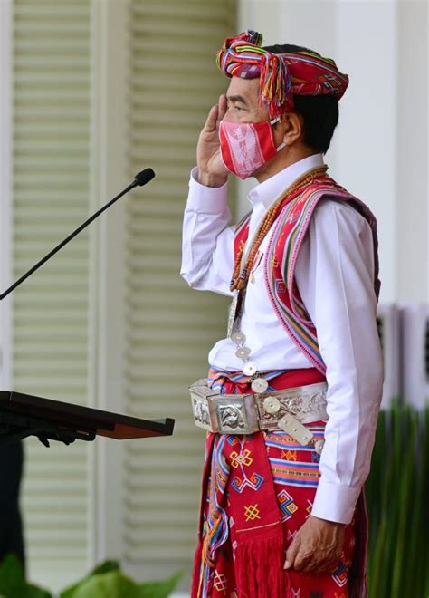 Presiden Jokowi Berbaju Adat Ntt Saat Pimpin Upacara Di Istana Merdeka