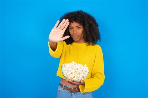 Expressão De Rejeição De Mulher Cruzando Os Braços Fazendo Sinal Negativo Rosto Com Raiva Foto