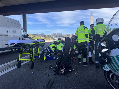 Herido Grave Un Motorista Al Chocar Contra Una Veh Culo En La A