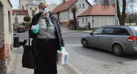 Dla państwa Kowalskich zakupy robione przez harcerzy są jak złoto