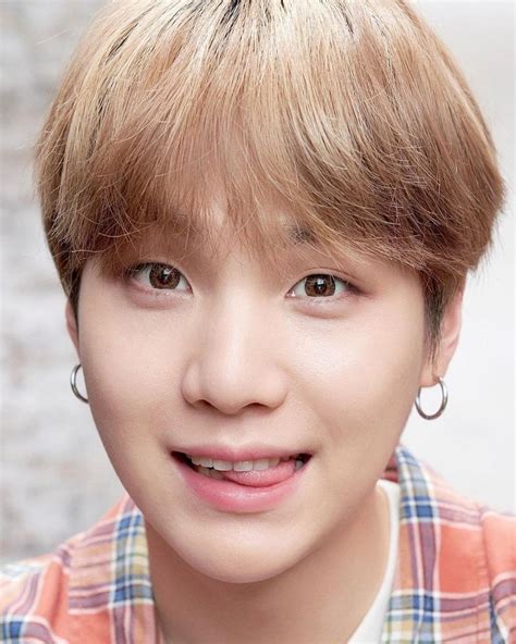 10 Potret Close Up Suga Bts Glowing Nya Kebangetan