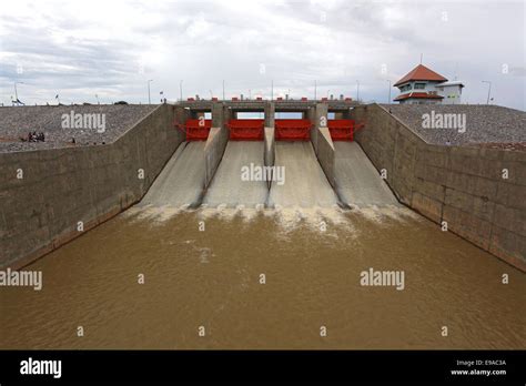 Water Gates Dam Stock Photo Alamy