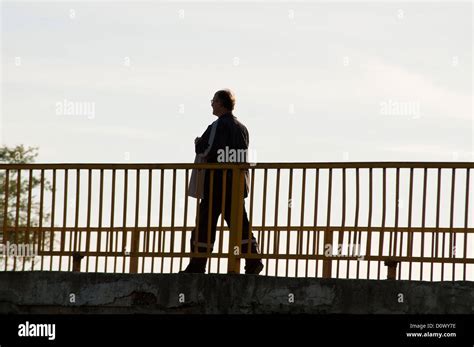 Homme Marchant En Traversant Un Pont Banque De Photographies Et D