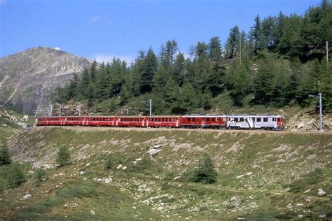 Rhb Regionalzug Von St Moritz Nach Tirano Am Oberhalb