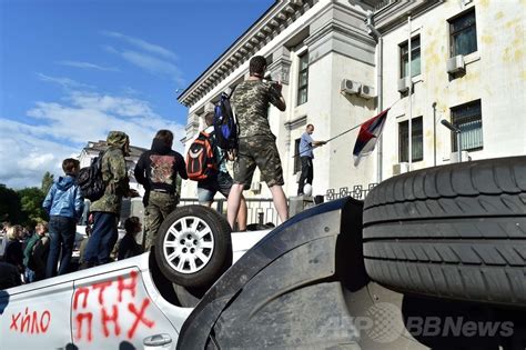 ウクライナ輸送機撃墜に抗議、露大使館前で暴動 写真6枚 国際ニュース：afpbb News