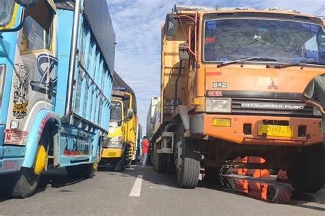 Sebanyak 40 Sopir Truk Gelar Aksi Hingga Tutup Jalan Di Tol Padaleunyi