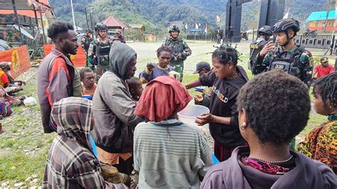 Beri Bukti Satgas Tri Dharma Kostrad Tangani Pengungsi Di Intan Jaya