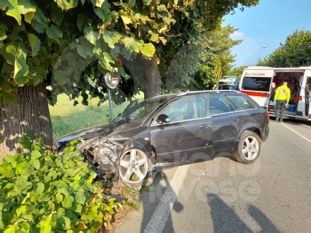 Castellamonte Esce Di Strada E Si Schianta Contro Un Albero Lungo La