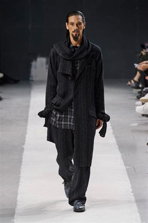 Yohji Yamamoto 透過布料拼湊與色彩敘述故事，探索時裝品牌的更多可能｜spring 2024 Menswear Vogue