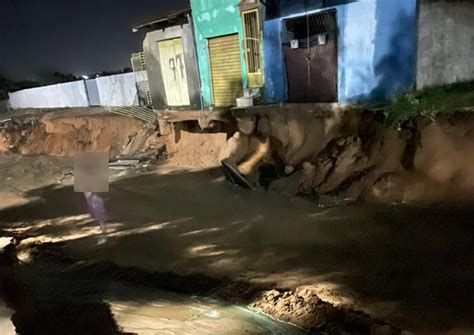 VÍDEO LAGOA DE CAPTAÇÃO TRANSBORDA E CAUSA ESTRAGOS NA ESTRADA DO