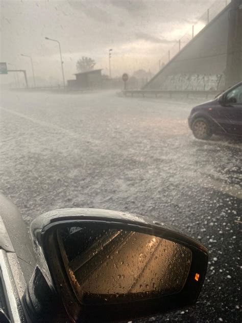 La Grandine Colpisce L Autostrada A Creando Lunghe Code E