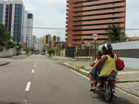 G Crian A Transportada Pendurada Em Moto E Sem Capacete Na Para Ba