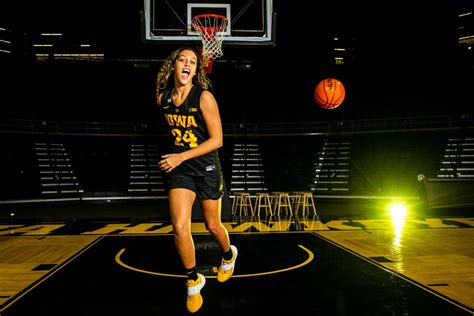 Iowa S Gabbie Marshall Gives Thanks To Her Parents Keys To Beating