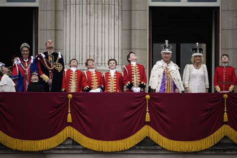 Kr L Karol I Rodzina Kr Lewska Wyszli Na Balkon Pa Acu Buckingham Po