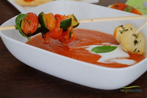 Vegane Tomatensuppe mit mediterranem Gemüsespieß veganwave